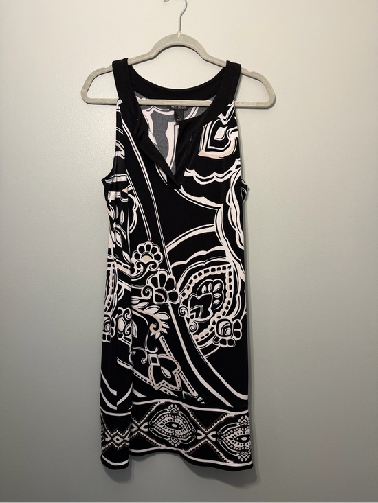 White House Black Market Dresses & Skirts - White House Black Market Black & White‎ Graphic V-Neck Shift Dress